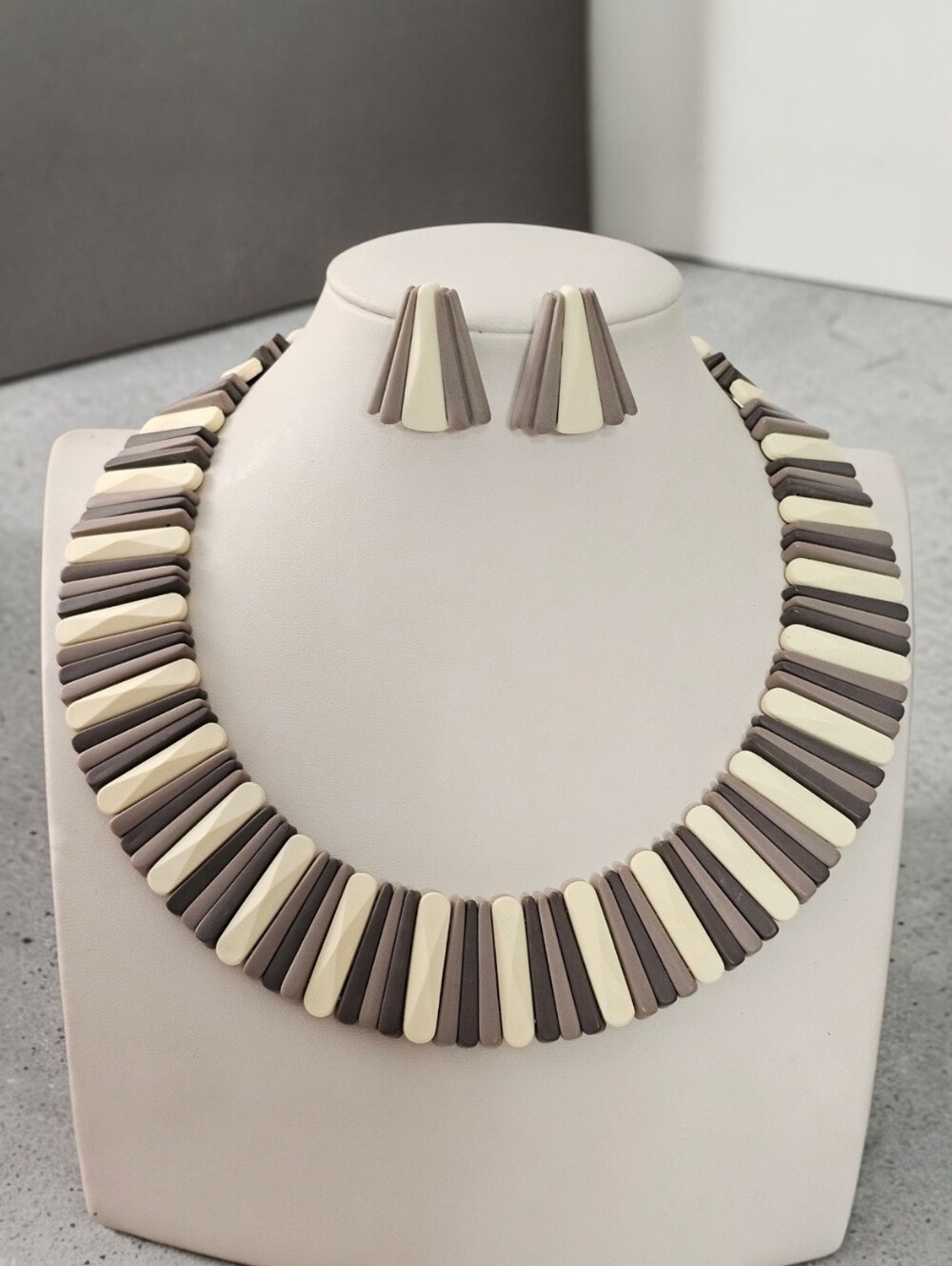 Vintage Avon Sirocco 1988 Necklace & Earrings Set Taupe Cream Book Piece